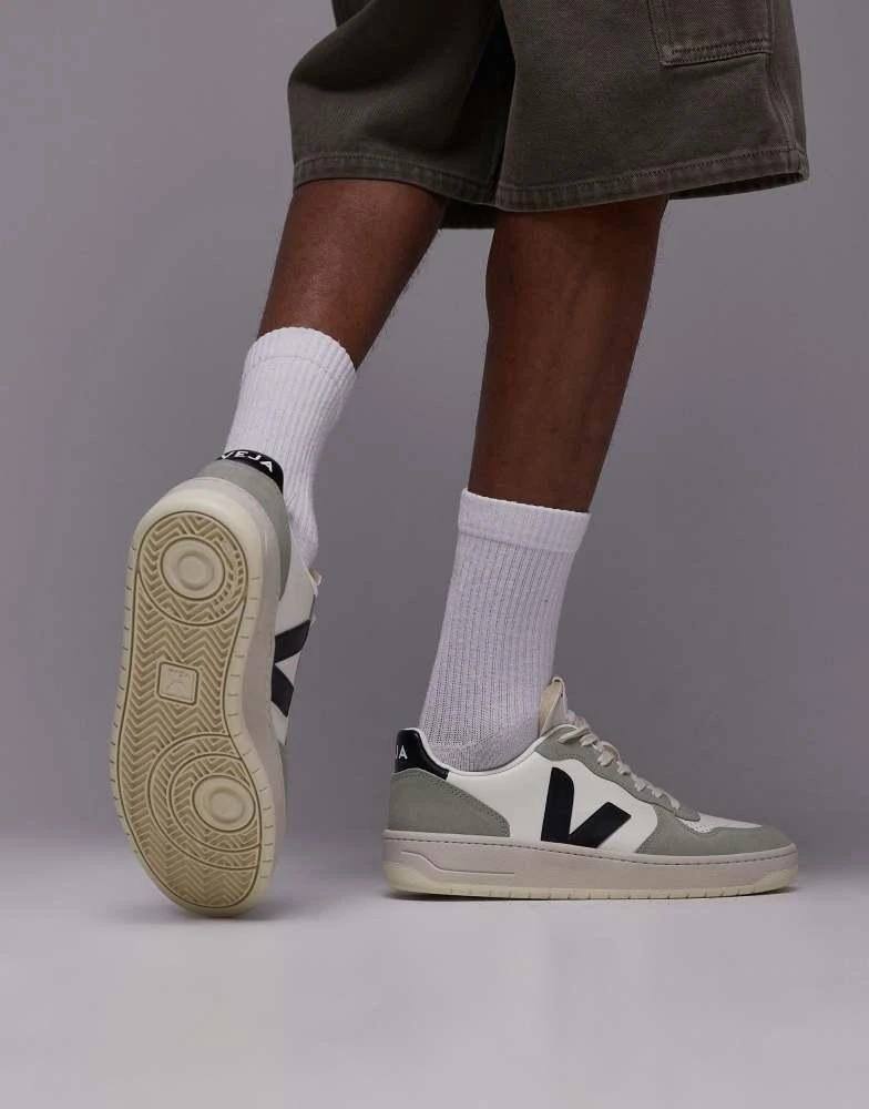 Veja VEJA V-10 trainer in pure black clay 4
