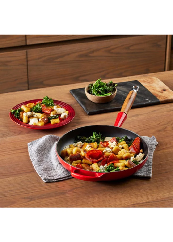 Le Creuset Signature cast iron frying pan with wooden handle 28cm 4