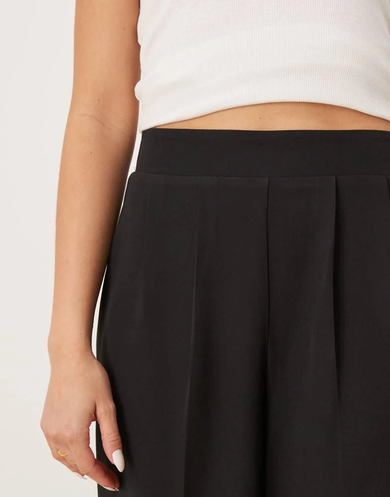 New Look New Look pull on wide leg trouser in black 3