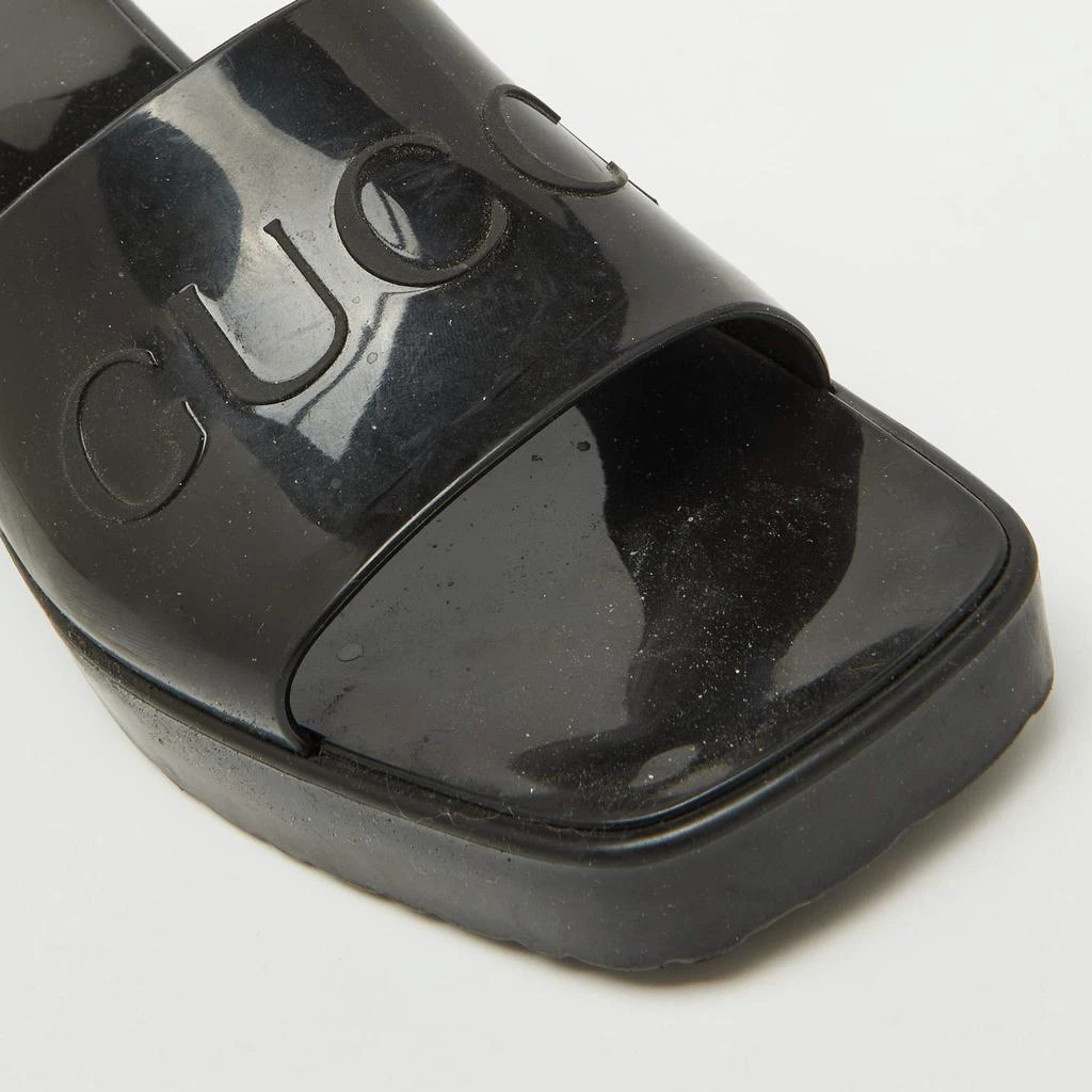 Shop Gucci Black Rubber Logo Embossed Platform Slide Sandals  display picture 1