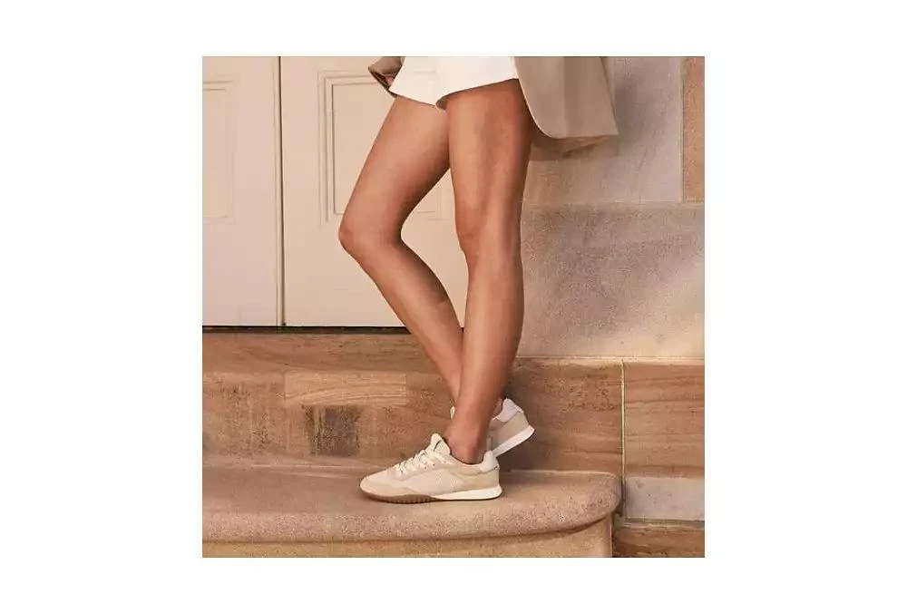 EOS Footwear Women
s Glide Sneaker 2