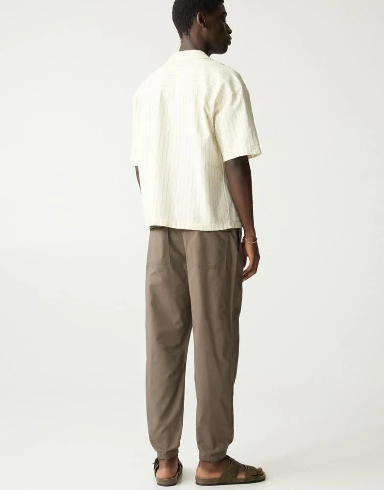 Pull&Bear Pull&Bear textured weave jogger trousers in khaki 4