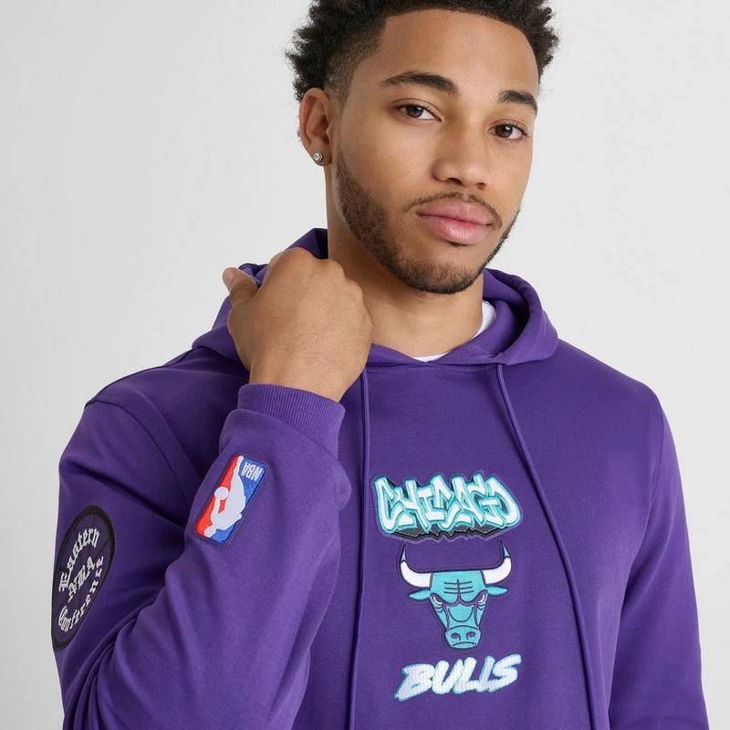 Pro Standard Men's Pro Standard Chicago Bulls Grape Pullover Hoodie 4