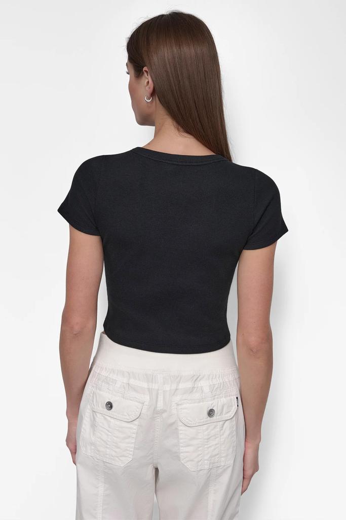 DKNY CROPPED NOTCH NECK PERFORMANCE TEE