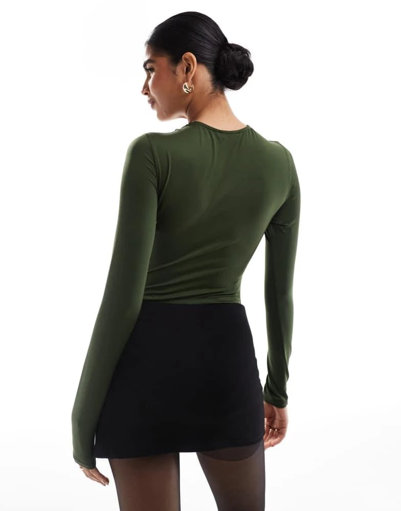Stradivarius Stradivarius long sleeve sculpt bodysuit in khaki 4