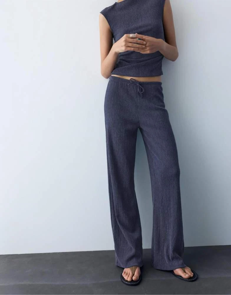 Pull&Bear Pull&Bear Wide-leg crepe trousers in navy 2