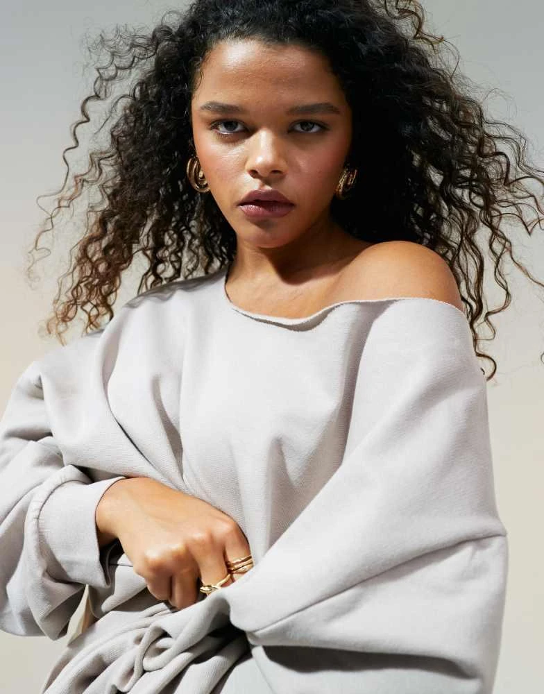 ASOS ASOS DESIGN Curve off shoulder oversized sweatshirt in mink 4