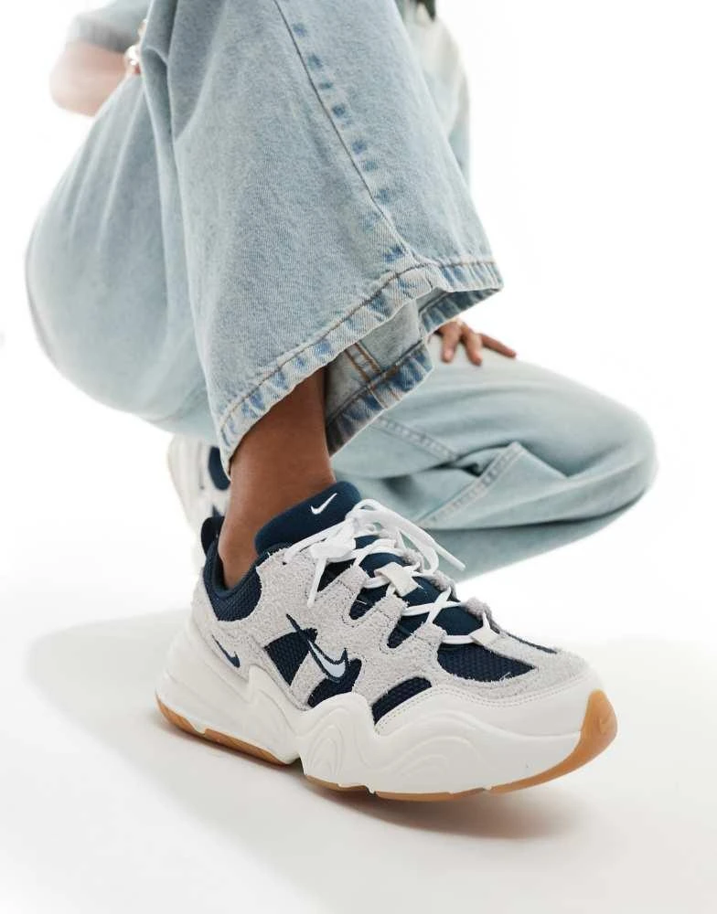 Nike Tech Hera trainers in off white with navy detail – On  display picture 3