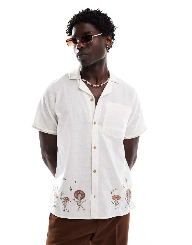 HOLLISTER Hollister short sleeve shirt with embroidered mushroom design in cream 1