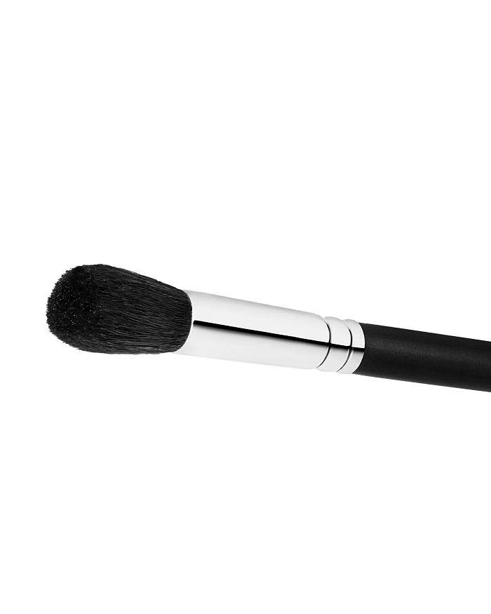 MAC 109S Small Contour Brush 2