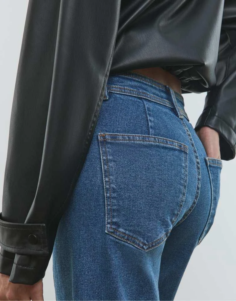 Stradivarius Stradivarius minimalist jeans with seams in medium blue 4