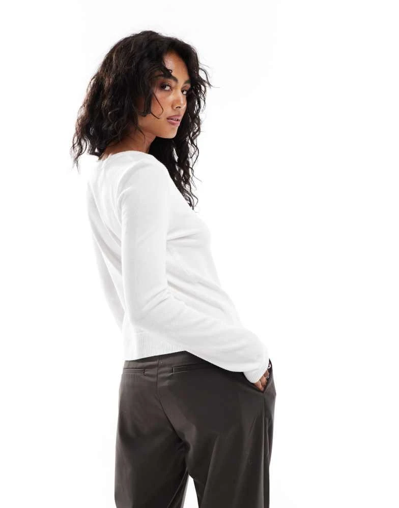 Stradivarius Stradivarius v neck jumper in cream 4
