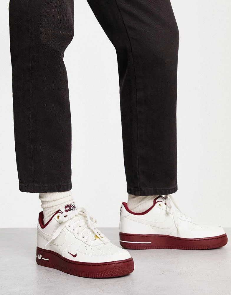 NIKE Nike Air Force 1 '07 40th anniversary trainers in sail white and team red 4