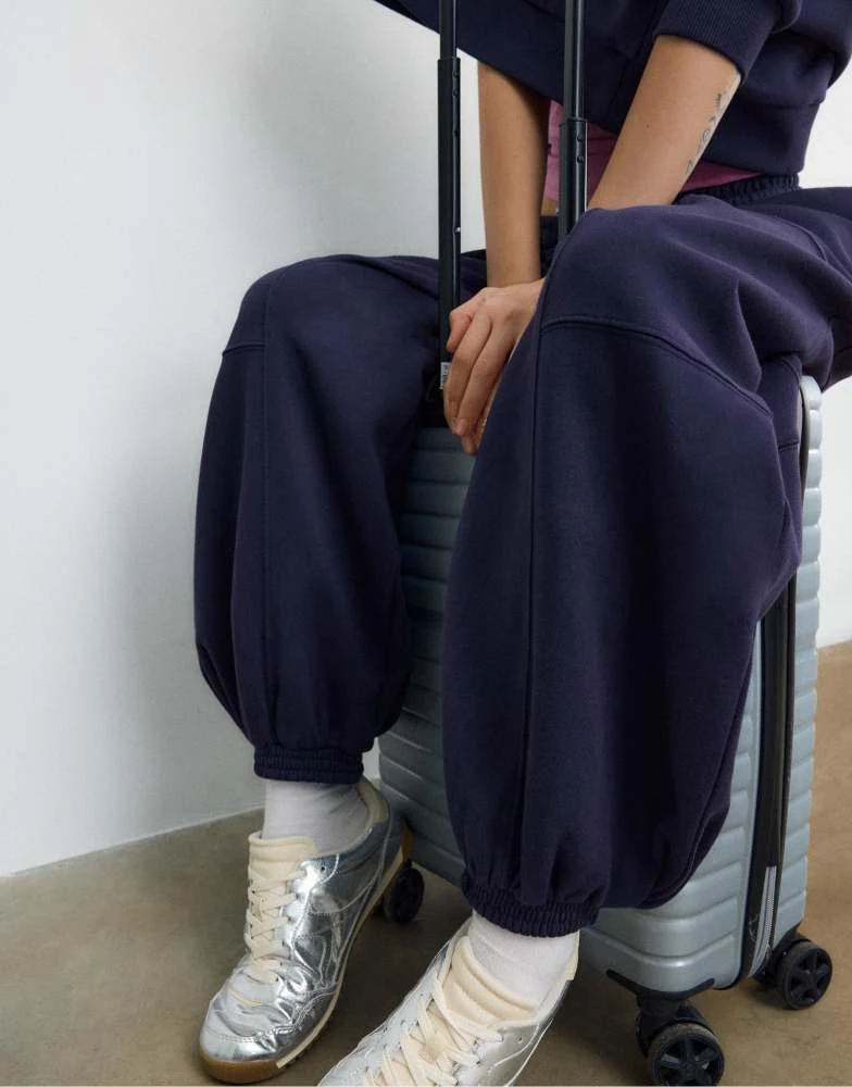 Stradivarius Stradivarius Balloon plush joggers in dark blue 4