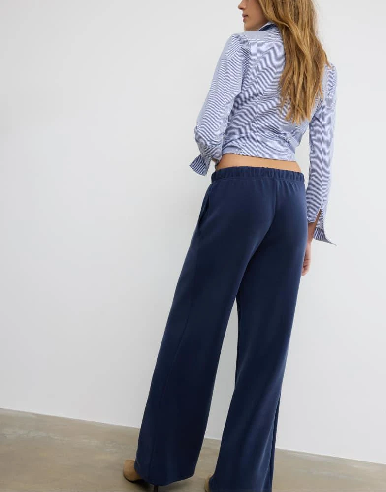 Stradivarius Stradivarius Soft-touch wide-leg jogger trousers with front seam detail in navy blue 3
