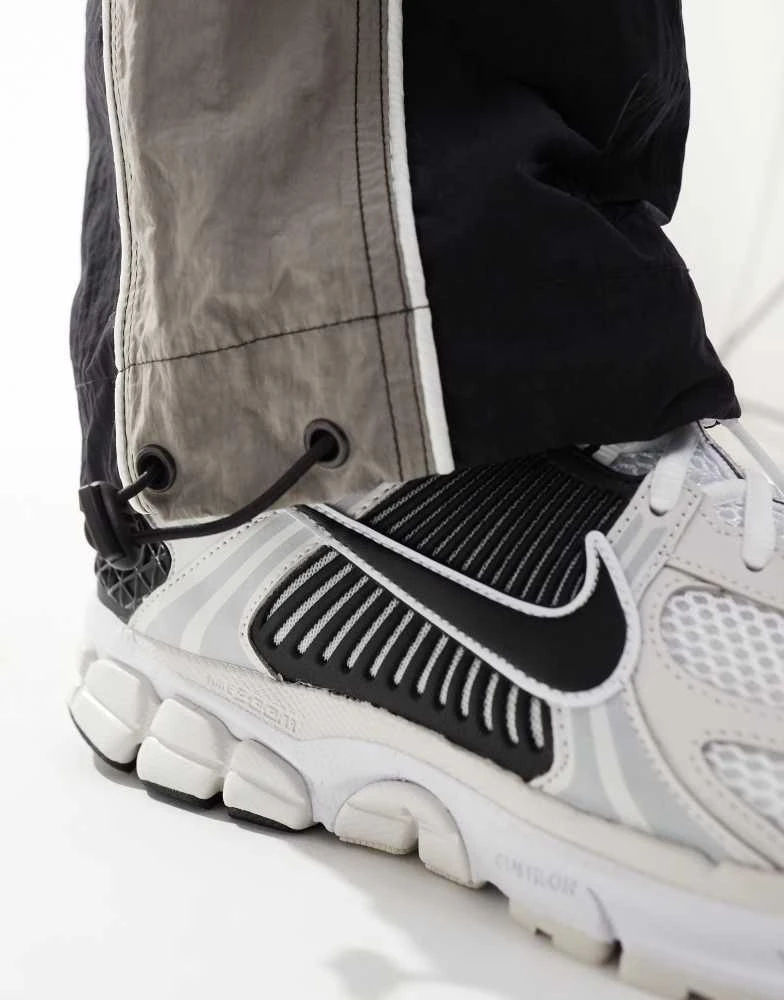 NIKE Nike Zoom Vomero 5 trainers in white and black 4