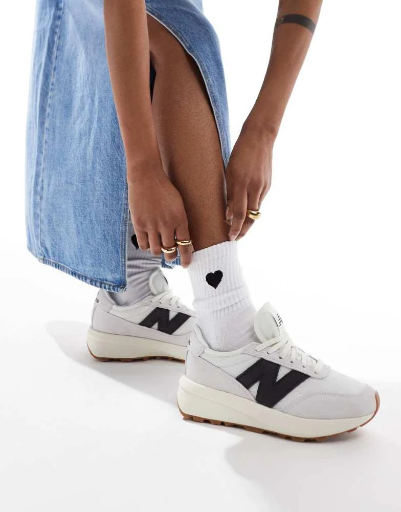 New Balance New Balance 370 trainers in off-white and black 1