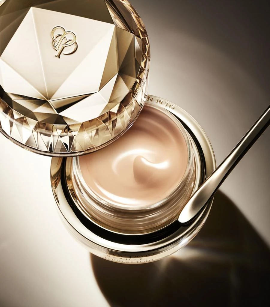 Cle de Peau The Foundation 4