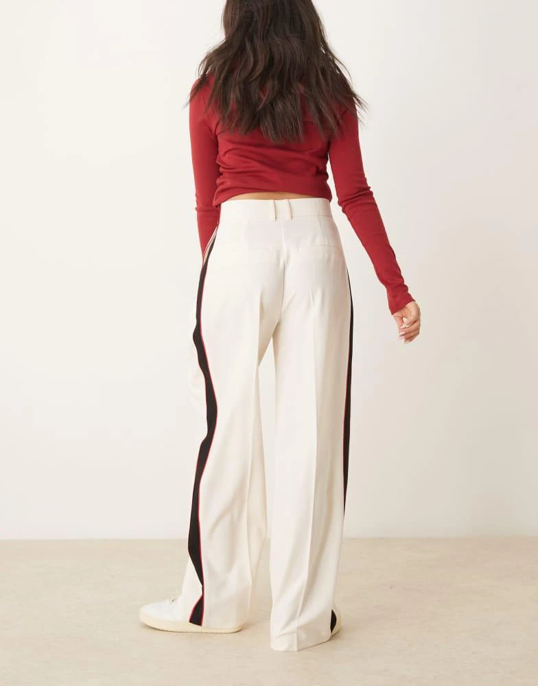 ASOS ASOS DESIGN tailored relaxed trousers with contrast piping in off white 4