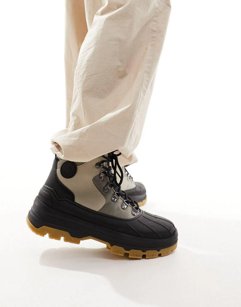 Hunter Hunter Explorer duck boots in beige 1
