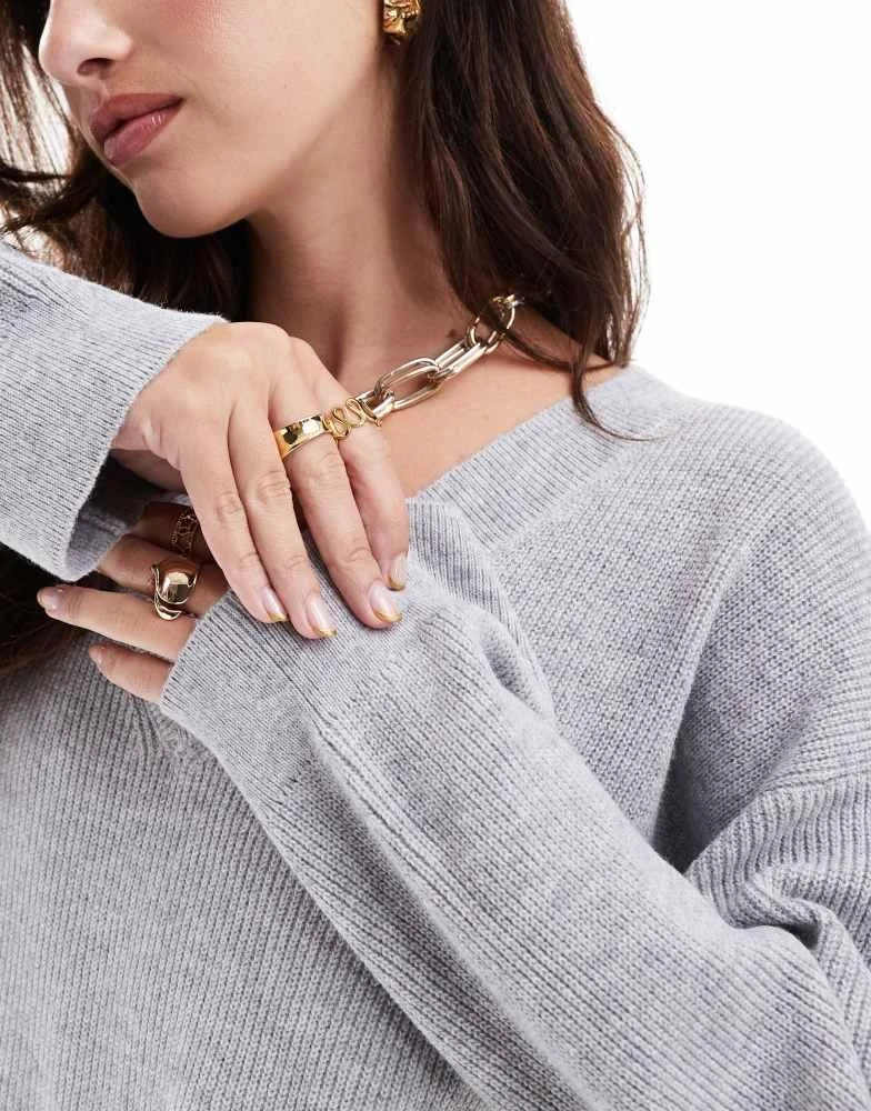 Stradivarius Stradivarius soft touch v neck jumper in grey 4