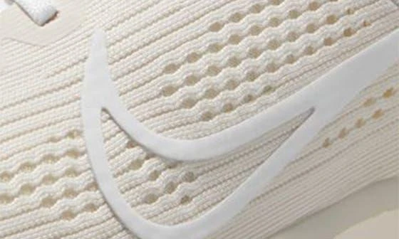 NIKE Quest 6 Running Shoe 7