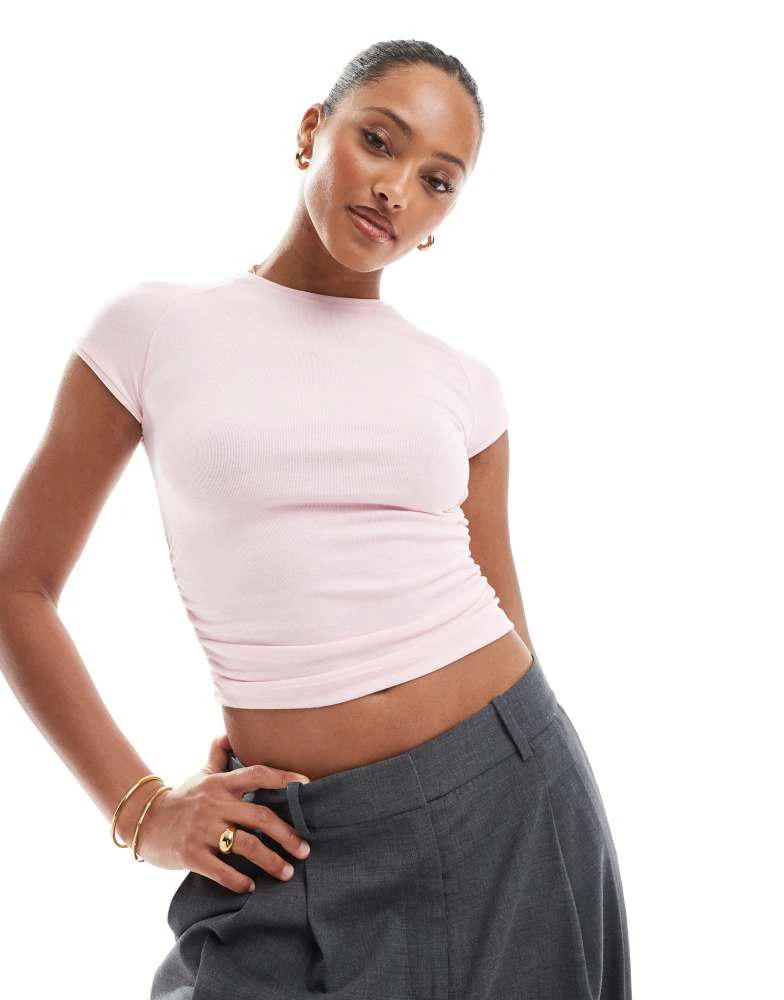 Bershka Bershka ruched side baby tee in pale pink 1