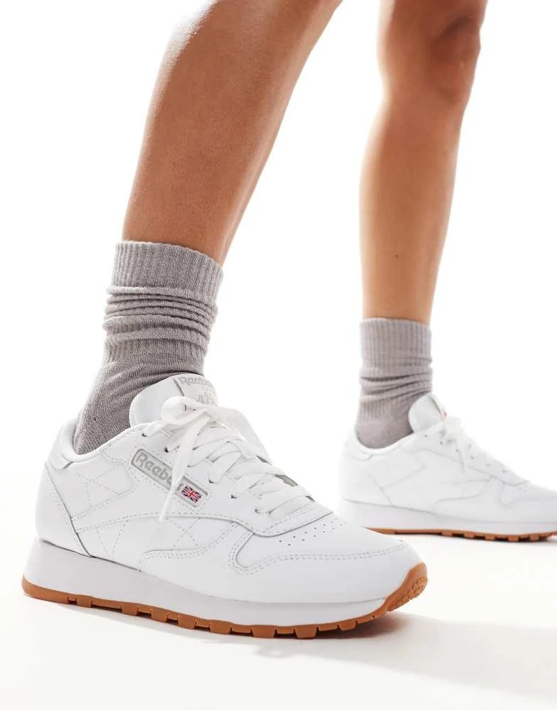 Reebok Reebok Classic Leather trainers in white with gum sole 3