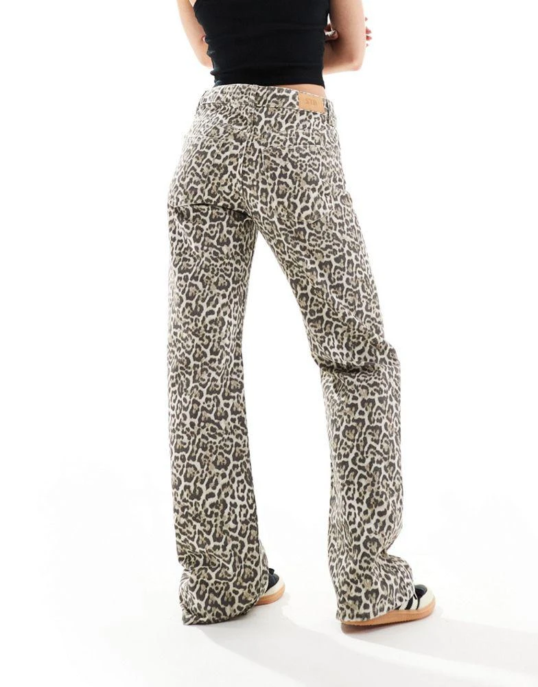 Stradivarius Stradivarius STR Petite straight leg jean in leopard print 5