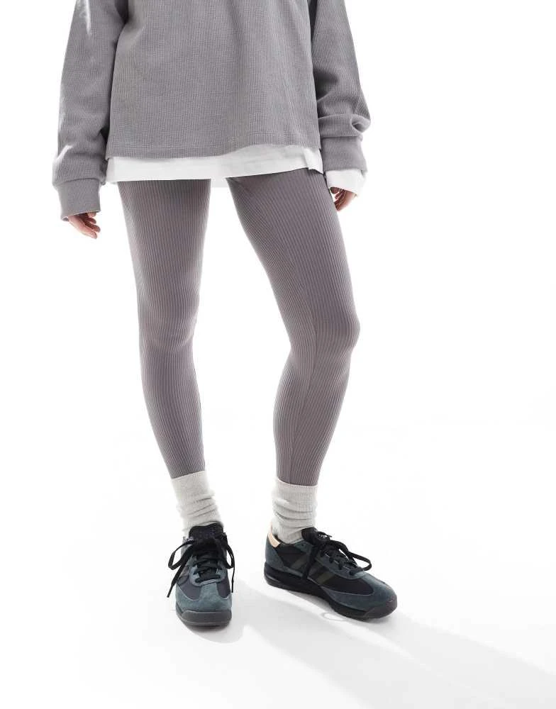 Stradivarius Stradivarius seamless ribbed leggings in charcoal 3