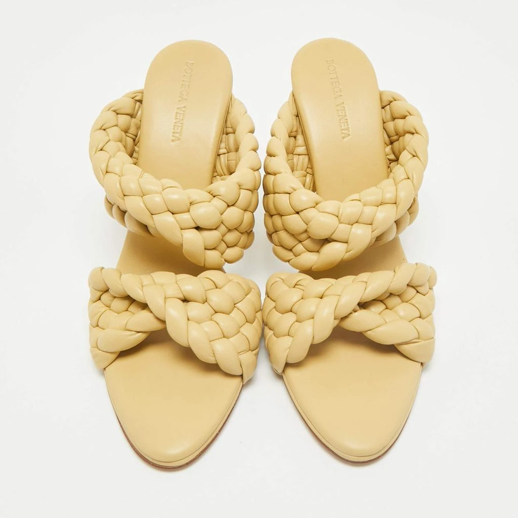 Shop Bottega Veneta Beige Intrecciato Leather Twisted Padded  display picture 2
