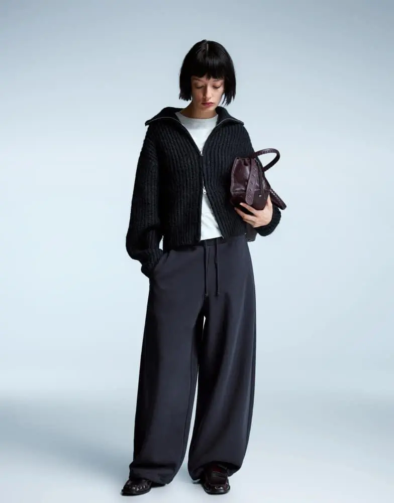 Bershka Bershka Plush barrel trousers with stoppers in navy 1