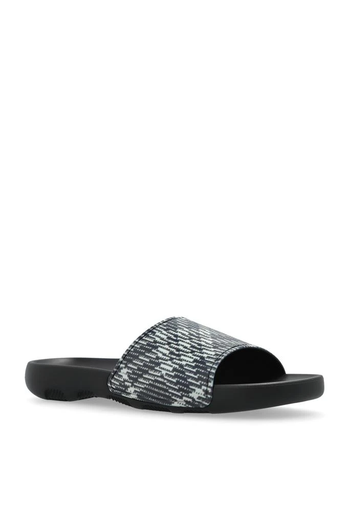 Burberry Slides Dive 4
