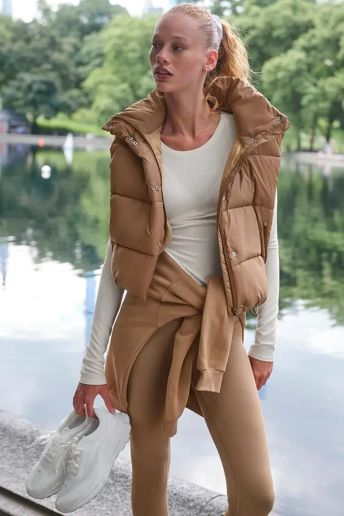 Alo Gold Rush Puffer Vest - Toasted Almond - Gilets - Free Shipping -  BeyondStyle