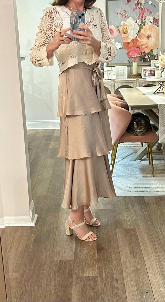 En Creme En Creme - Belted Satin Tiered Midi Skirt