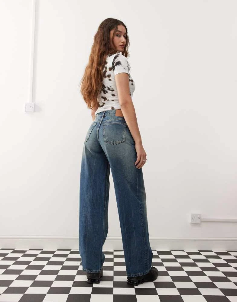 Weekday Weekday Ample low waist baggy fit jeans in faded streaky washed blue 5
