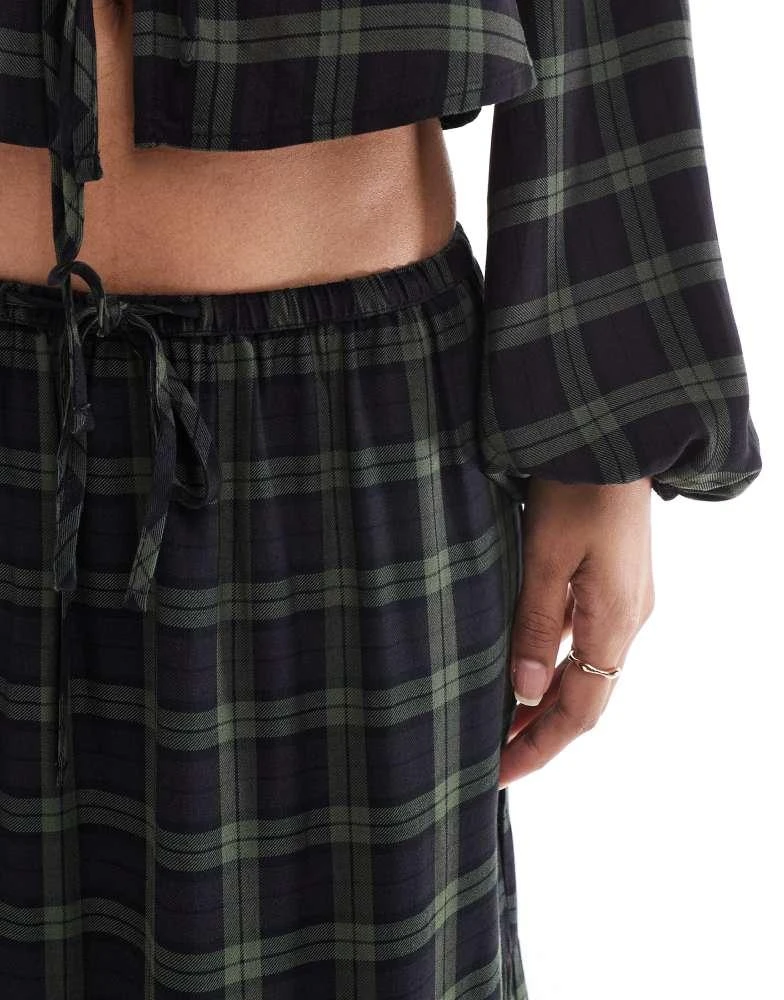 Pull&Bear Pull&Bear tiered maxi skirt in green check 3