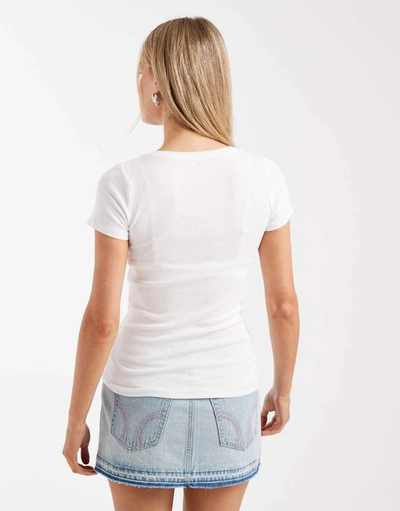 HOLLISTER Hollister short sleeve henley t-shirt with chest logo in white 4