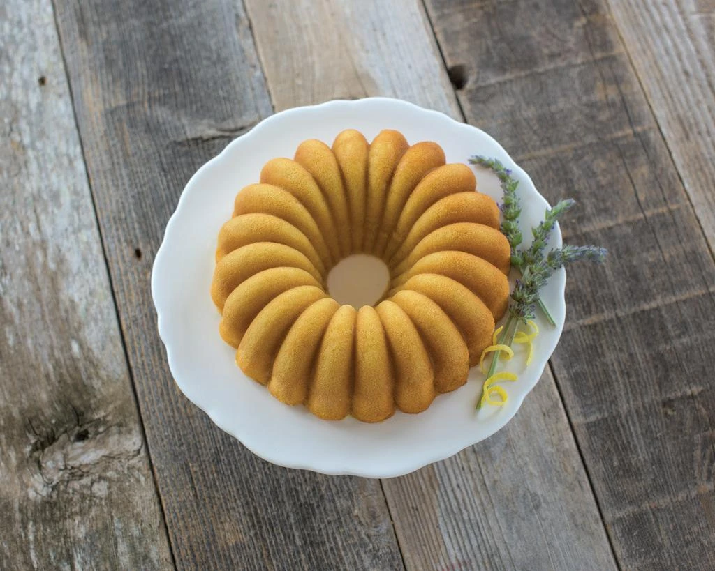 Nordic Ware Cast Aluminum Elegant Party Bundt Pan, Gold 3