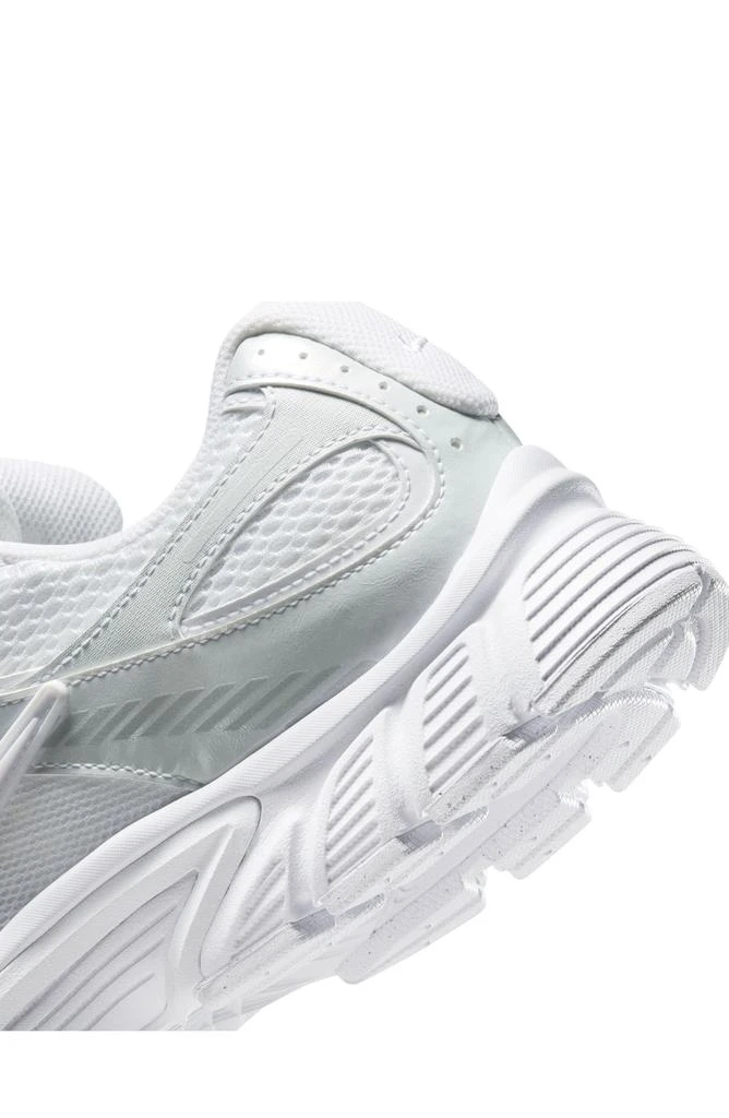 NIKE V5 RNR Sneaker 10