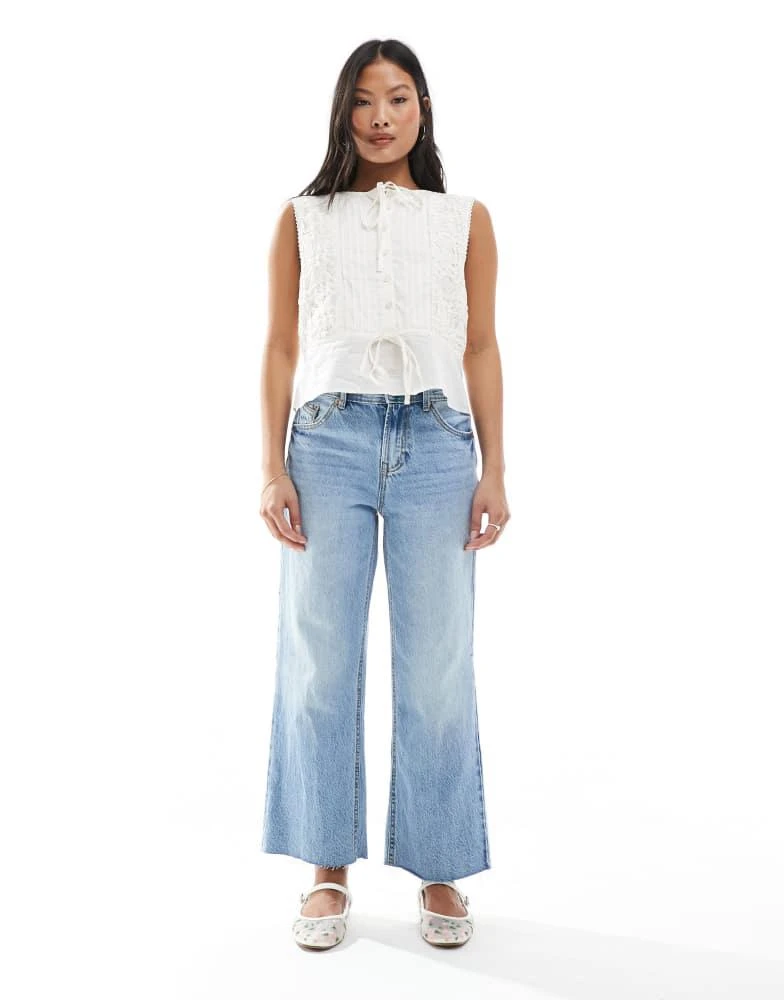 Stradivarius Stradivarius Petite D96 straight cropped jean in mid wash 1