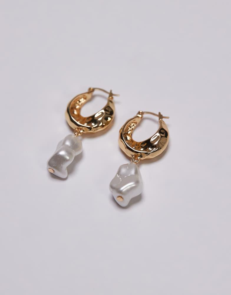 Topshop Topshop Billie molten hoop earring with pearl in gold