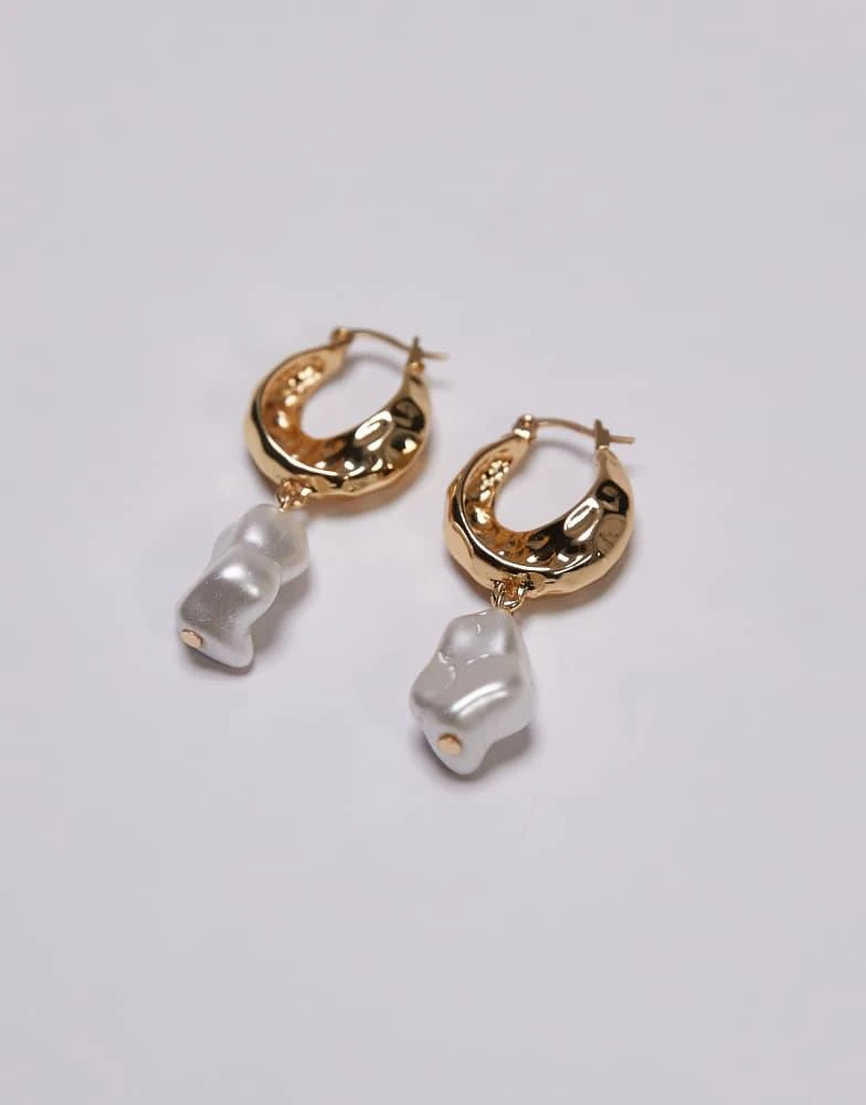Topshop Topshop Billie molten hoop earring with pearl in gold 2