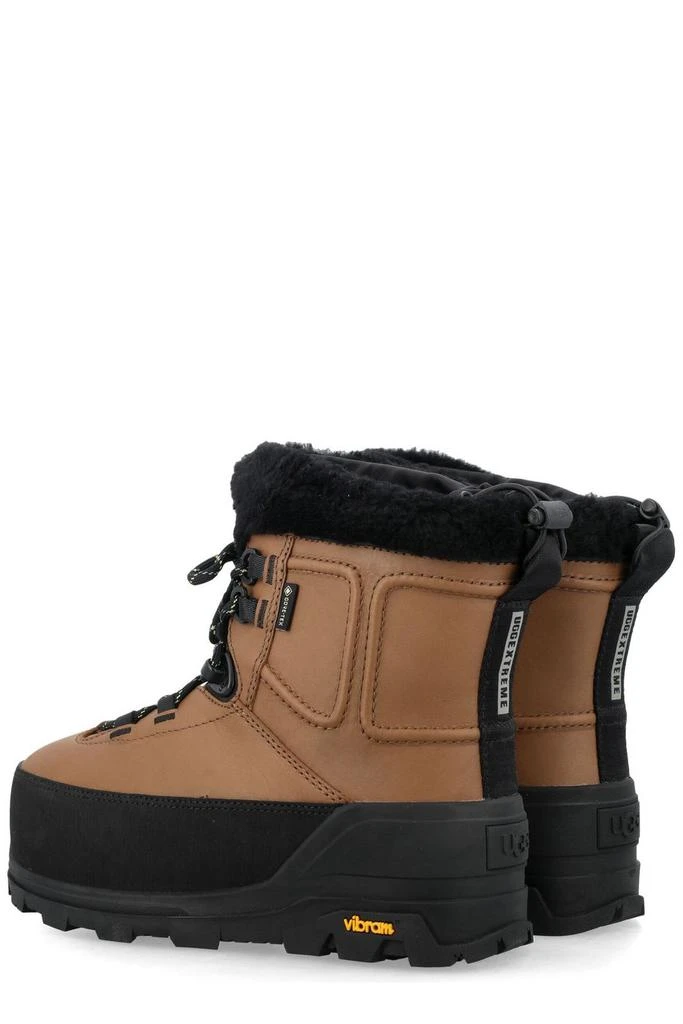 UGG UGG Shasta Mid Boots 4