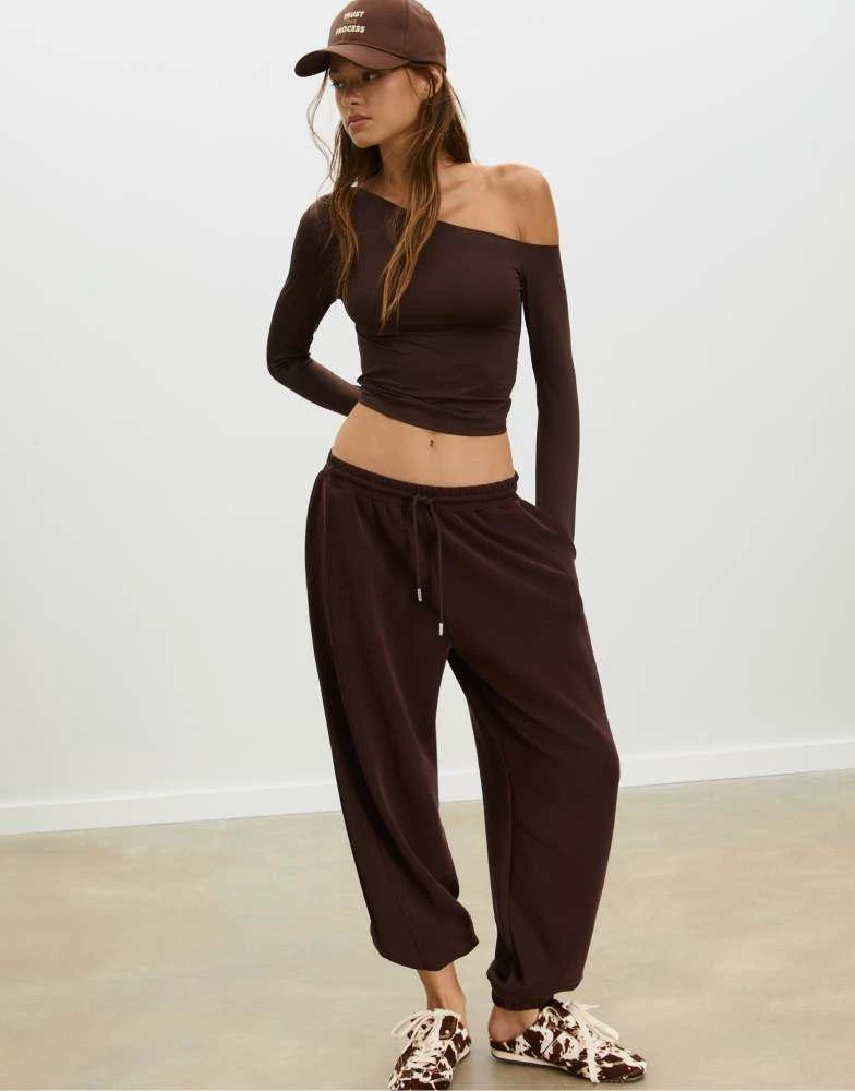 Stradivarius Stradivarius Soft-touch baggy joggers in brown 1