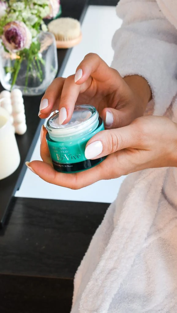 Revive Moisturizing Renewal Day Cream SPF30 4