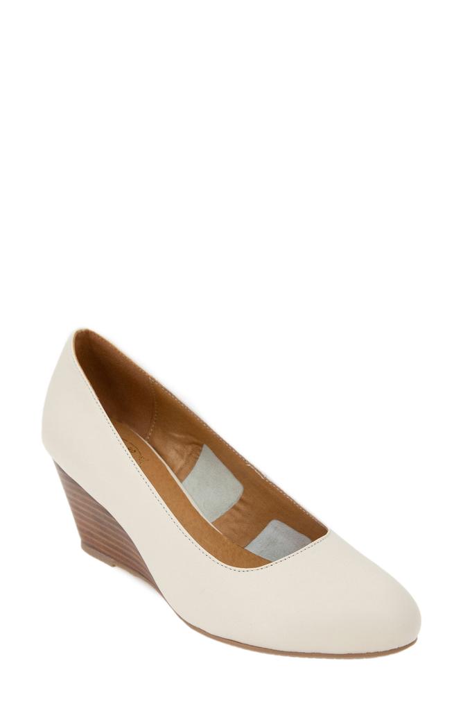 André Assous Khloe Featherweight Wedge Pump