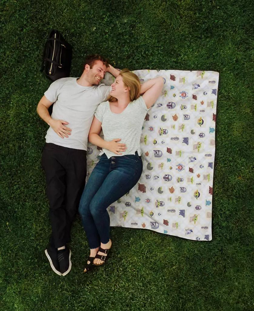 ONIVA Star Wars Mandalorian Grogu Impresa Picnic Blanket, 60" x 50"