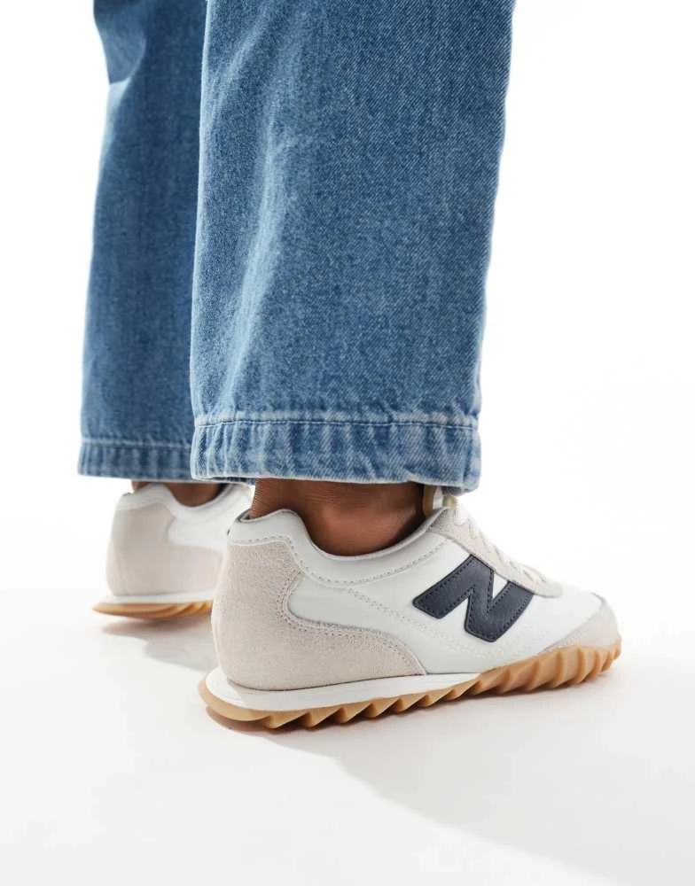 New Balance New Balance RC30 trainers with gum sole in white and navy 4