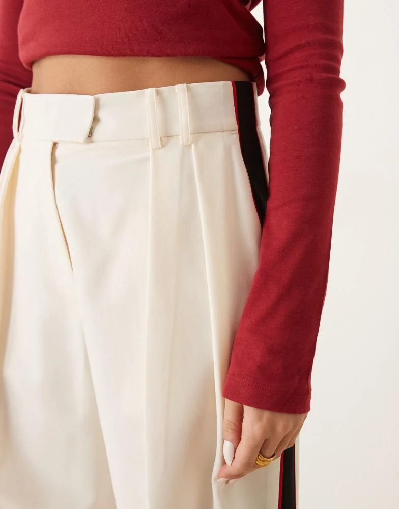 ASOS ASOS DESIGN tailored relaxed trousers with contrast piping in off white 5